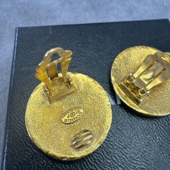 CHANEL Round CC Logo Earrings Clip-on Gold Plated Metal Vintage 97P Authentic - Picture 9 of 12